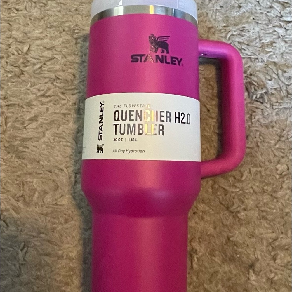 Stanley The FlowState Quencher H2.0 40 OZ Tumbler in Fuchsia